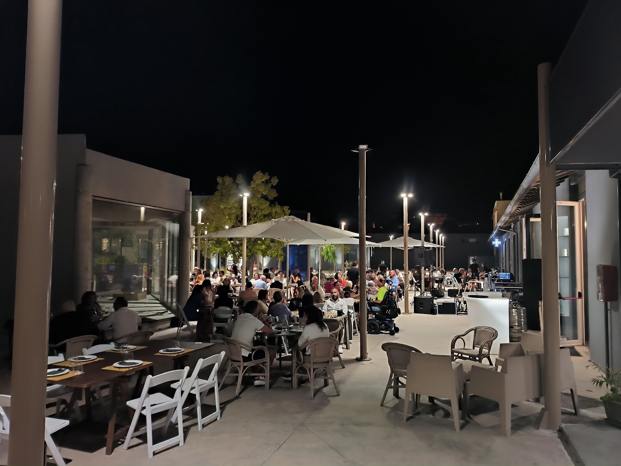 Terrazza esterna di L'Opposto in serata