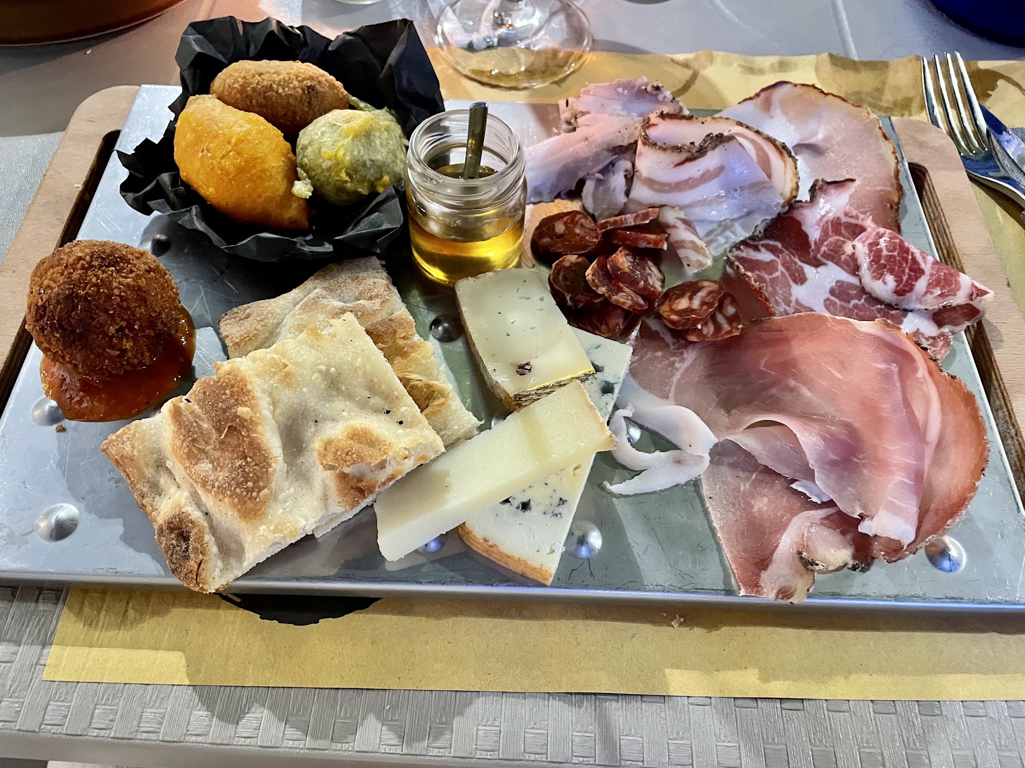 Antipasto misto servito da L'Opposto